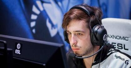 汪涵陪儿子马术竞赛！嚼槟榔超享受，夫妻交替带娃成热议焦点